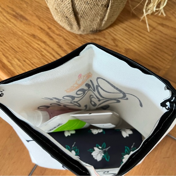 New Queen Bee Cosmetic Make-Up Bag With 2 Sided Graphic Design. - Picture 6 of 7